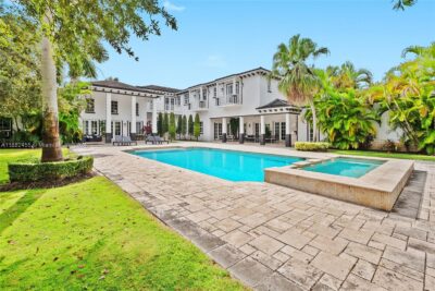 Example of Pinecrest real estate and Pinecrest homes for sale and their lush tropical gardens.